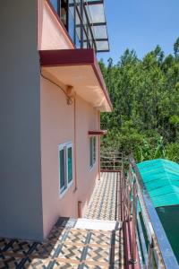Bazén v ubytování JK - 4 BHK Villa nebo v jeho okolí