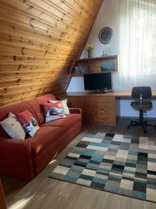 Televízia a/alebo spoločenská miestnosť v ubytovaní Katarina's cozy bungalov
