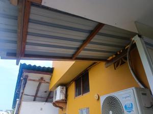 阿約拉港的住宿－加拉帕戈斯佛得角阿祖爾酒店，屋边有遮阳篷的房子
