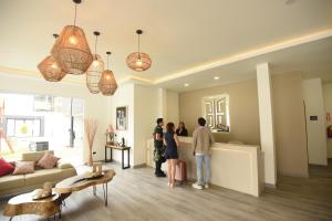 La EsperanzaElithe Hotel的一群站在客厅的人