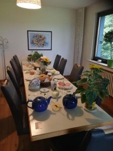 einen Esstisch mit blauen Gerichten darauf in der Unterkunft Ferienhaus Küstille in Medebach