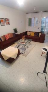 Sala de estar con sofás y mesa de centro en Appart Cozy, en Le Bardo
