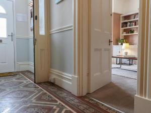 une porte ouverte dans un couloir avec une table dans l'établissement Midhurst, à Brixham