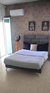 sypialnia z dużym łóżkiem w pokoju w obiekcie Appart Cozy w mieście Le Bardo