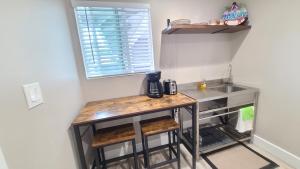 Kuchyň nebo kuchyňský kout v ubytování Air Conditioned! Paradise Park Brand new 2-bedroom Suite