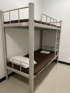 Palanda nebo palandy na pokoji v ubytování Palace Hostel พาเลส โฮสเทล