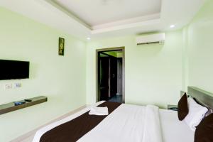 Кровать или кровати в номере Hotel Deep Ganga Inn Puri Sea View Room
