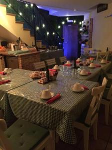 einen Esstisch mit einem karierten Tischtuch darauf in der Unterkunft The Way Hotel Molinaseca in Molinaseca