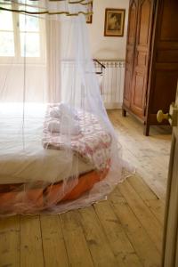 - une chambre avec un lit et une moustiquaire dans l'établissement Chambre d'hôtes insolite lit rond B&B proche Avignon Orange - Château de Sienne Piscine Rivière, à Chusclan