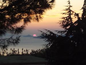 een uitzicht op de oceaan met de zon in de horizon bij Resort Siranita in Ercolano