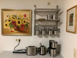 un comptoir de cuisine avec des casseroles et des poêles ainsi qu'un tableau dans l'établissement Land und Leute - Landleben Fewo 1, à Fritzlar