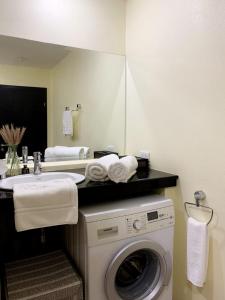 a bathroom with a washing machine and a mirror at Klong Son Beachfront Apartments in Ko Chang