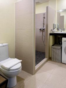 a bathroom with a toilet and a shower at Klong Son Beachfront Apartments in Ko Chang