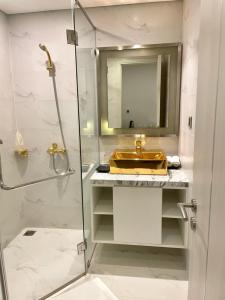 a bathroom with a sink and a shower at CĂN HỘ 2 PN KHÁCH SẠN GOLDENBAY DÁT VÀNG in Da Nang