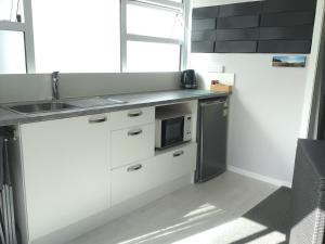Kuchyň nebo kuchyňský kout v ubytování Tranquil Garden Studio