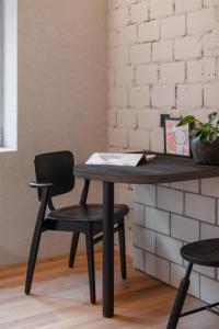 einen Schreibtisch mit einem Stuhl und einem Tisch mit einem Laptop in der Unterkunft B5 Boutique Hotel in Lugano
