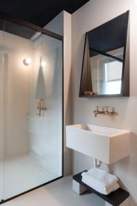 uma casa de banho com um lavatório e um chuveiro em B5 Boutique Hotel - NEW OPENING em Lugano