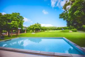 una piscina con vista su un cortile di 墾丁外婆家 a Città Vecchia di Hengchun