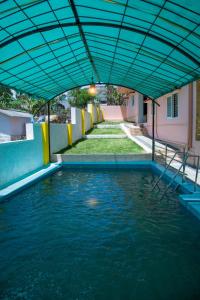 Bazén v ubytování JK - 4 BHK Villa nebo v jeho okolí