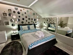 - une chambre avec un grand lit et un miroir dans l'établissement DeyInn Guest House Centrum, à Turda