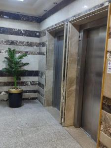 un bâtiment avec deux portes et une plante dans un pot dans l'établissement السكن الفاخر, au Caire