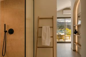 Łazienka z prysznicem i ręcznikiem na drabinie w obiekcie Veranda Suite w mieście Argostoli