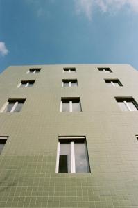 ein hohes Gebäude mit Seitenfenstern in der Unterkunft B5 Boutique Hotel in Lugano