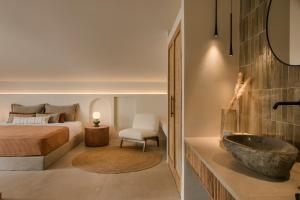 een slaapkamer met een bed en een badkamer met een wastafel bij Veranda Suite in Argostoli