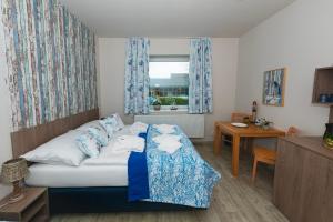 Aqua Hotel في ديشين: غرفة نوم بسرير ومخدات ونافذة