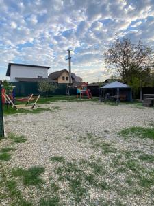 皮特什蒂TTT House Pitesti的一个带秋千的游乐场的公园