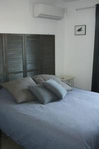 łóżko z dwoma poduszkami na górze w obiekcie Magnifique Villa à 10 mn des Plages avec Piscine pour 6 Personnes w mieście Le Beausset