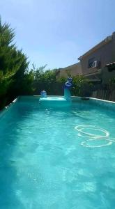 una piscina con un tobogán de agua azul en un patio en יחידות נופש ואירוח שרונה בגבעת אבני, en Giv'at Avni