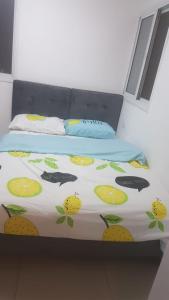 a bed in a room with a bedspread with fruit at יחידות נופש ואירוח שרונה בגבעת אבני in Giv'at Avni