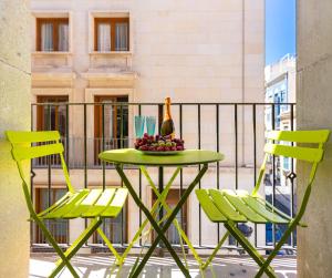 een tafel met een fles wijn en twee stoelen bij NEW Beach Apartments in Alicante