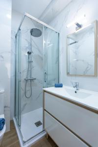 een badkamer met een douche en een wastafel bij NEW Beach Apartments in Alicante +12 foto's