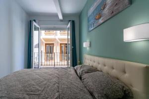 een slaapkamer met een bed in een kamer met een raam bij NEW Beach Apartments in Alicante