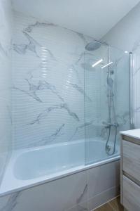 een badkamer met een douche met een glazen wand bij NEW Beach Apartments in Alicante