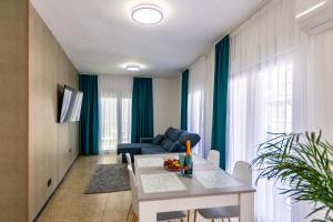 een woonkamer met een tafel en een bank bij NEW Beach Apartments in Alicante