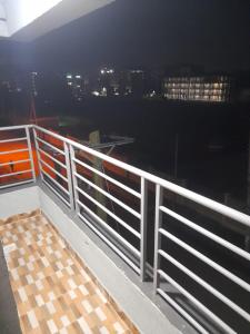 Elle comprend un balcon doté d'une balustrade blanche et offrant une vue sur la ville. dans l'établissement The seed, à Nairobi