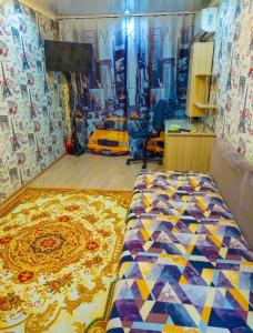 una stanza con un letto e un taxi giallo di Квартиры по суточно a Khromtaū