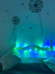 una camera da letto con un letto con luci blu di Relax Casa Costa Blanka a Santa Pola