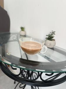 un tavolo di vetro con una tazza di caffè sopra di Relax Casa Costa Blanka a Santa Pola