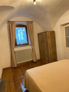 a bedroom with a bed and a window at Casa di Alvise in Lauco