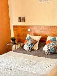 ein Schlafzimmer mit einem Bett mit Kissen darauf in der Unterkunft Hôtel le Nid in Argelès-sur-Mer