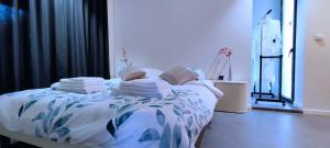 ZemstにあるVrijstaande woning gelijkvloersのベッドルーム1室(青と白の掛け布団付きのベッド1台付)