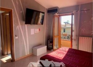 - une chambre avec un lit rouge et une fenêtre dans l'établissement Villa Anzio, à Anzio