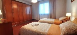 Una habitación de hotel con dos camas y una ventana. en [TERME] CASA IN STILE CLASSICO IN TOSCANA CON TERRAZZO, en Montecatini Terme