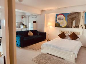 una sala de estar con una cama y un sofá en Air Residence, en Otopeni