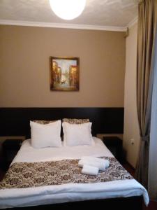 Una habitación de hotel con una cama con dos toallas. en Гостиница "SEMEY-CITY" en Semey