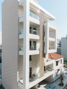 fachada de un edificio con balcones en ESTEA Quality Living, en Volos